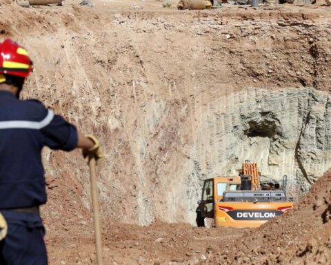 Les secours continuent de rechercher un garçon de 10 ans tombé dans un puits de 80 mètres en Algérie
