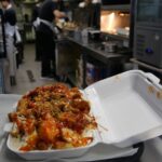 Les secrets des barquettes de poulet frit en France : entre prix bas et production controversée