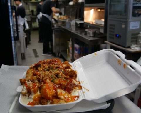 Les secrets des barquettes de poulet frit en France : entre prix bas et production controversée