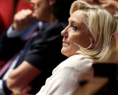 LFI souhaite lever l'interdiction de l'abaya, Marine Le Pen accuse Mélenchon de soutenir l'islamisme