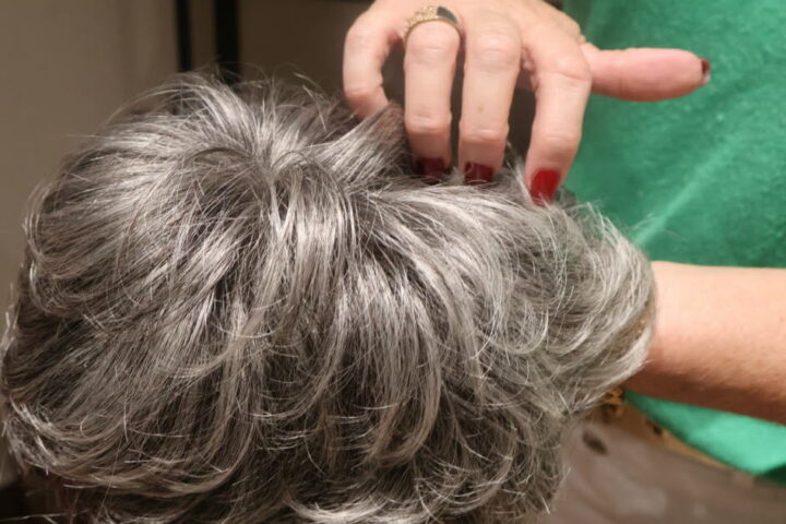 Loire. Une coiffeuse aide les malades à choisir perruque ou turban