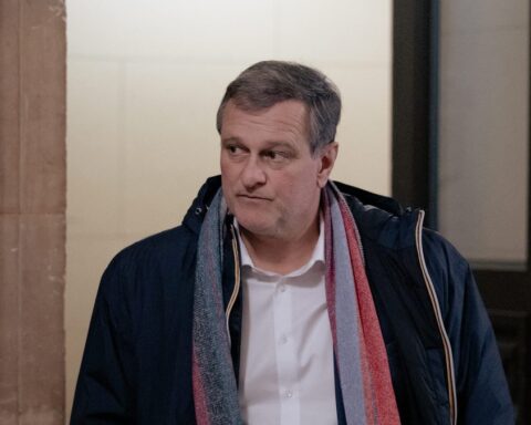 Louis Aliot plaide pour réduire l'aide à l'Ukraine, provoquant une polémique politique en France