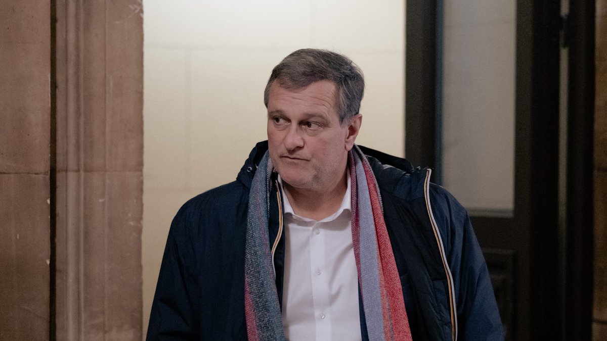 Louis Aliot plaide pour réduire l'aide à l'Ukraine, provoquant une polémique politique en France