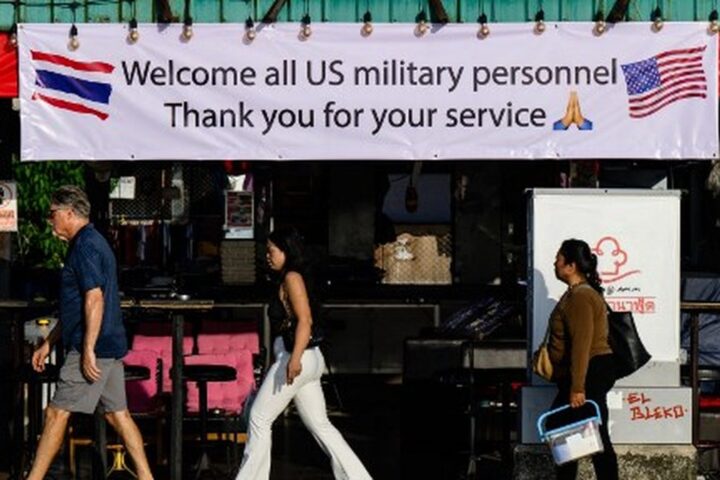 L'USS Abraham Lincoln accoste à Pattaya, suscitant des espoirs économiques et des craintes de tourisme sexuel