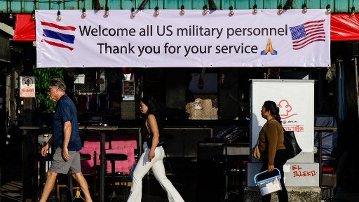 L'USS Abraham Lincoln accoste à Pattaya, suscitant des espoirs économiques et des craintes de tourisme sexuel
