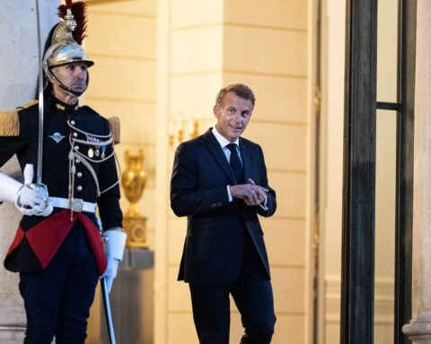 Macron appelle à une mobilisation totale pour sécuriser l'approvisionnement et les prix des carburants