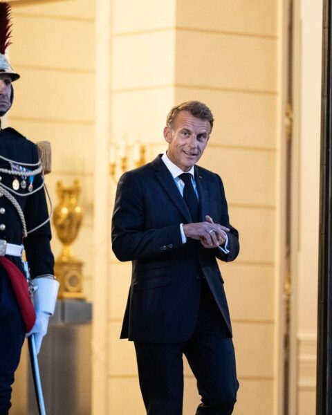 Macron appelle à une mobilisation totale pour sécuriser l'approvisionnement et les prix des carburants