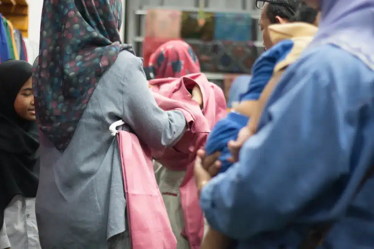 « Marine Le Pen annonce des sanctions pour les femmes voilées dans la rue, avec 70 % des Françaises en faveur de cette mesure »