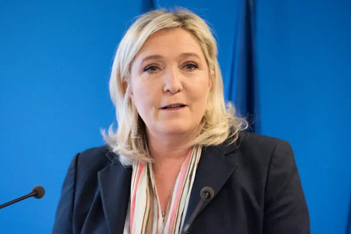 Marine Le Pen appelle à un arrêt immédiat de l'augmentation des taxes sur le tabac dans une lettre ouverte adressée aux 24 000 buralistes de France.