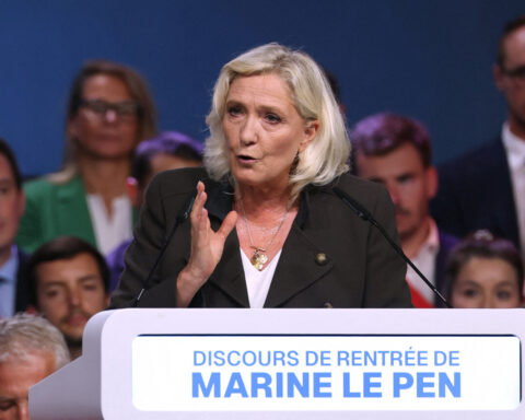 Marine Le Pen prône la priorité au logement social pour les "Français" tout en promettant d'abroger la loi SRU
