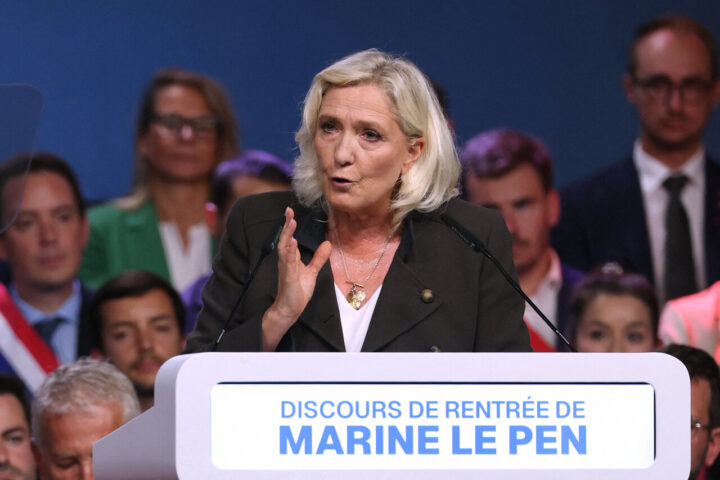 Marine Le Pen prône la priorité au logement social pour les "Français" tout en promettant d'abroger la loi SRU
