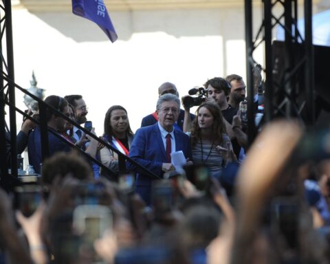 Mélenchon critique Bardella pour sa proposition sur le renvoi des migrants en France