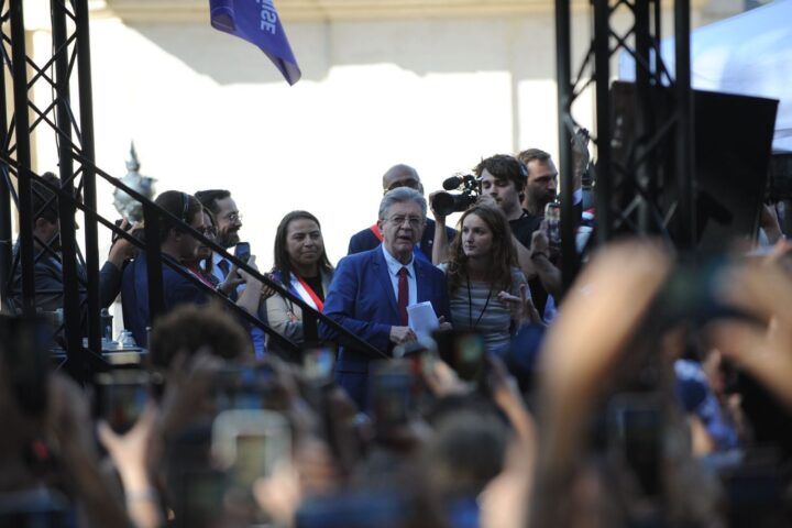Mélenchon critique Bardella pour sa proposition sur le renvoi des migrants en France