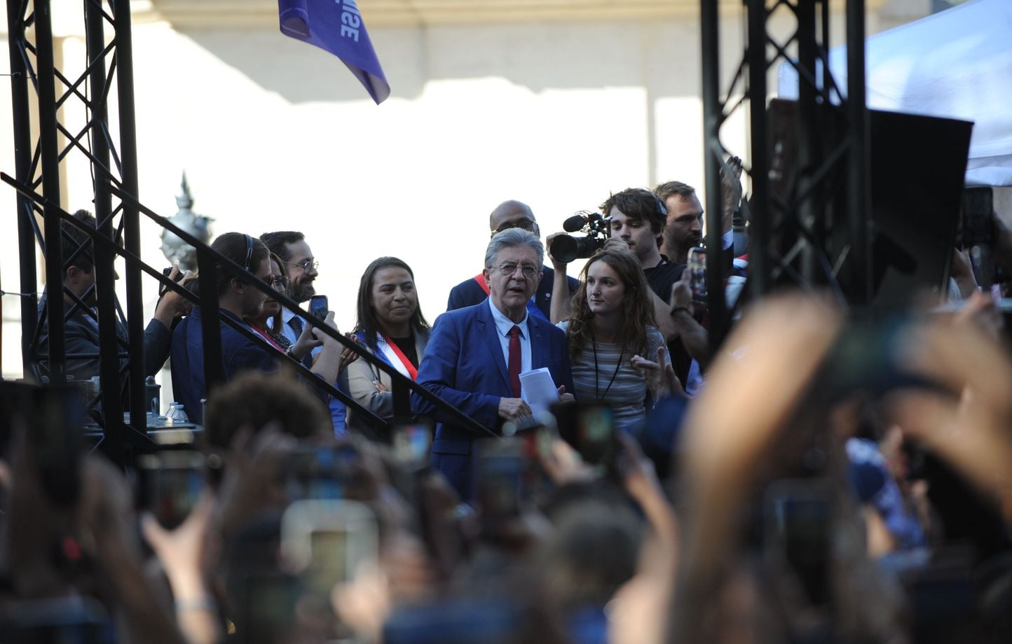 Mélenchon critique Bardella pour sa proposition sur le renvoi des migrants en France
