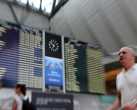 Menaces de zelensky : les aéroports de Moscou réduisent leurs vols face à la guerre en Ukraine