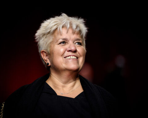 Mimie Mathy se prépare à monter sur scène en fauteuil roulant après avoir perdu l'usage de ses jambes