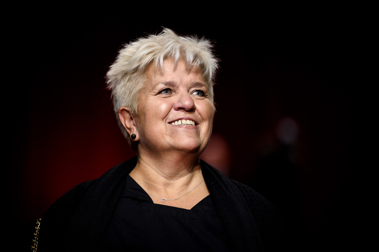 Mimie Mathy se prépare à monter sur scène en fauteuil roulant après avoir perdu l'usage de ses jambes