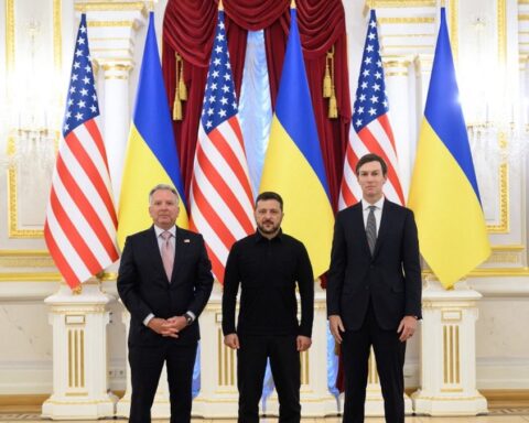 Négociations à Kiev entre emissaires américains et Ukraine : la Russie intensifie ses frappes en Odessa