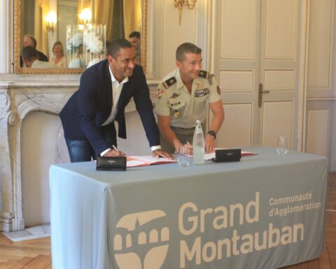 Neuf jeunes signent leur contrat d'engagement dans l'Armée de Terre à Montauban