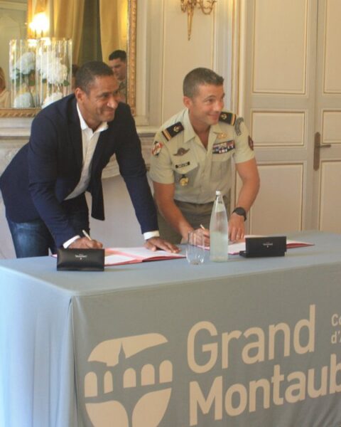 Neuf jeunes signent leur contrat d'engagement dans l'Armée de Terre à Montauban