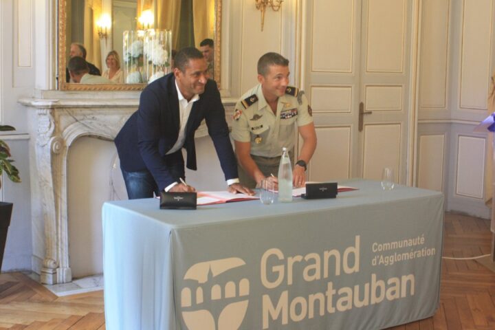 Neuf jeunes signent leur contrat d'engagement dans l'Armée de Terre à Montauban