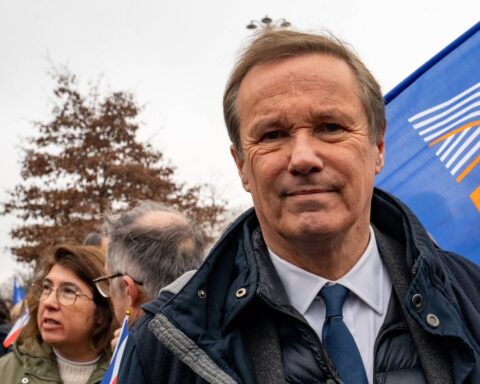 Nicolas Dupont-Aignan annonce un programme anti-européen et demande de « décoloniser la France » par le Frexit
