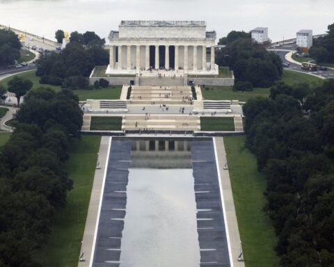 Nouveau revers pour Donald Trump dans l'affaire du bassin du Lincoln Memorial, l'entreprise dénonce des erreurs de rénovation