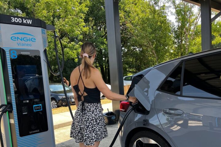 Nouvelle prime pour l'achat de véhicules électriques d'occasion sans conditions de revenus en France