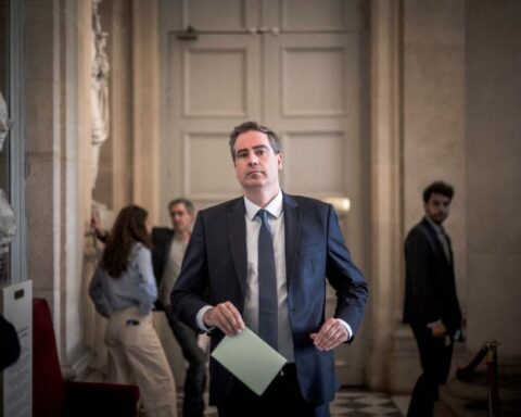 Olivier Becht, ancien ministre, annonce sa candidature centriste à la présidentielle de 2027