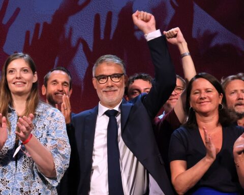 Olivier Faure critique Hollande et Glucksmann pour leur orientation vers le centre-droit