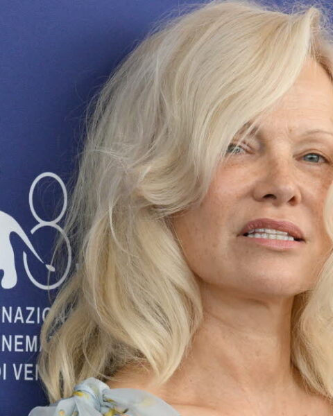 Pamela Anderson parle de sa lutte contre l'hépatite C : « C'était une condamnation à mort »