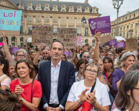 Primaire de gauche pour 2027 : raphaël glucksmann défend les règles établies face aux demandes d'élargissement