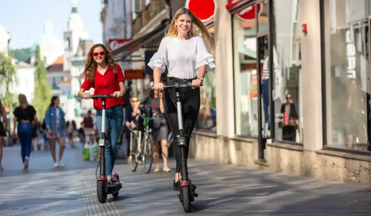 Règles de circulation à respecter pour les vélos et trottinettes électriques à l'approche de la rentrée scolaire