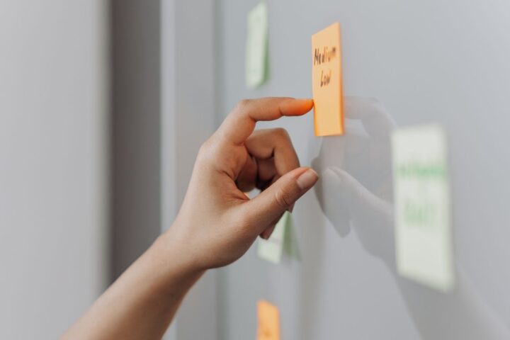 Réintégration d'une salariée licenciée pour avoir utilisé des Post-it dans son bureau à Milan