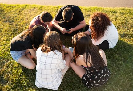 Réseaux sociaux : la possibilité d'une interdiction aux moins de 15 ans reportée à avril 2027?