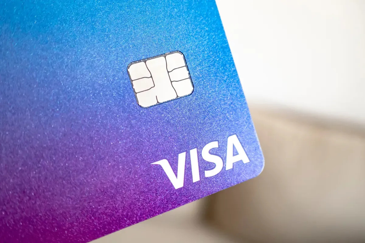 Revolut introduit une innovation en France : une IA qui recherche des produits, compare les prix et effectue les paiements automatiquement.