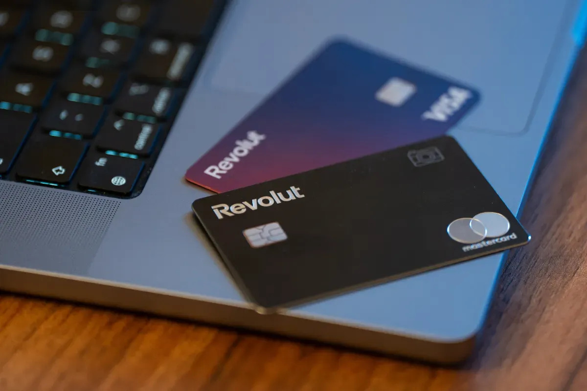 Revolut victime d'un piratage : des centaines de clients découvrent que leurs passeports, RIB et codes personnels ont été compromis sans notification préalable.