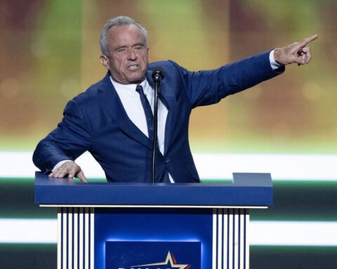 Robert Kennedy Jr relance la théorie des chemtrails lors d'une conférence antivax aux États-Unis