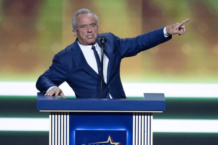 Robert Kennedy Jr relance la théorie des chemtrails lors d'une conférence antivax aux États-Unis
