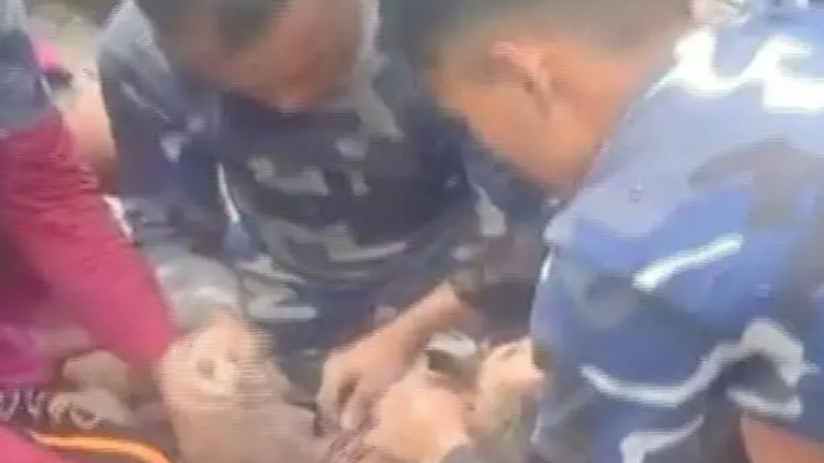 Sauvetage d'une fillette de six ans au Népal après une crue meurtrière, plus de 1 000 morts déclarés