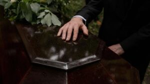 Scandale à Florence : un retraité incinéré par erreur après une inversion de corps tại la morgue