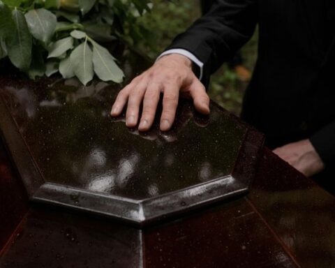 Scandale à Florence : un retraité incinéré par erreur après une inversion de corps tại la morgue