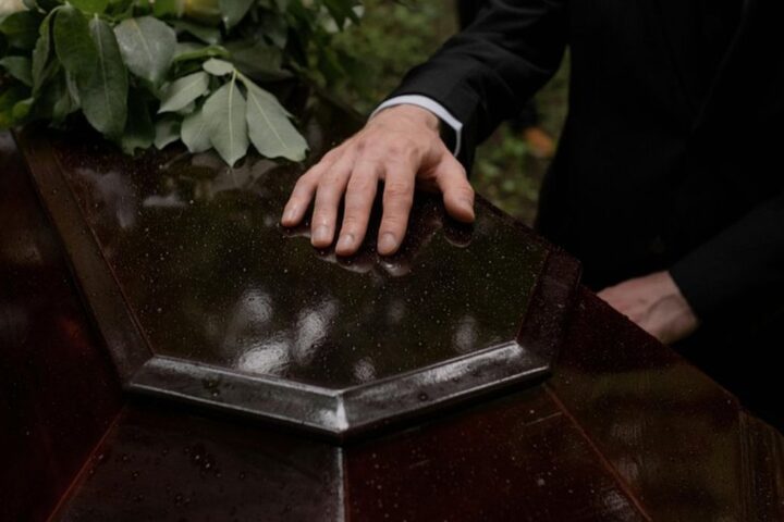 Scandale à Florence : un retraité incinéré par erreur après une inversion de corps tại la morgue