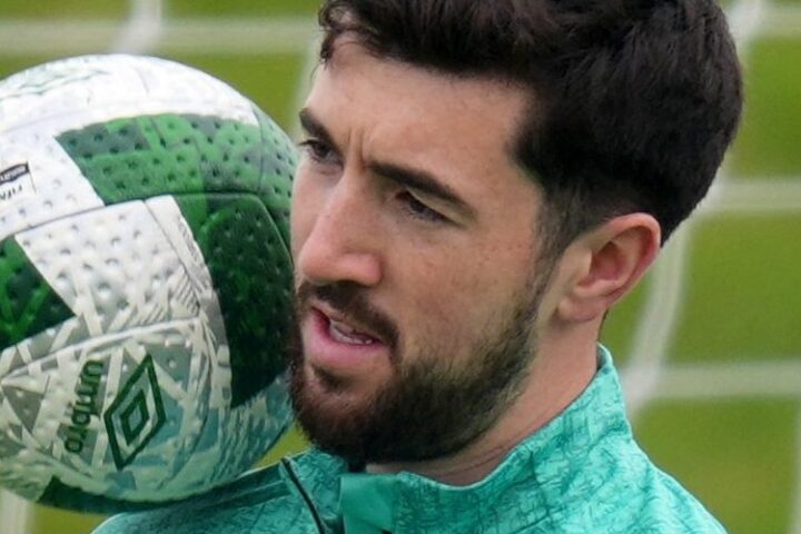 Tensions autour du match Irlande-Israël : Finn Azaz, milieu irlandais d'origine israélienne, envisage une retraite internationale