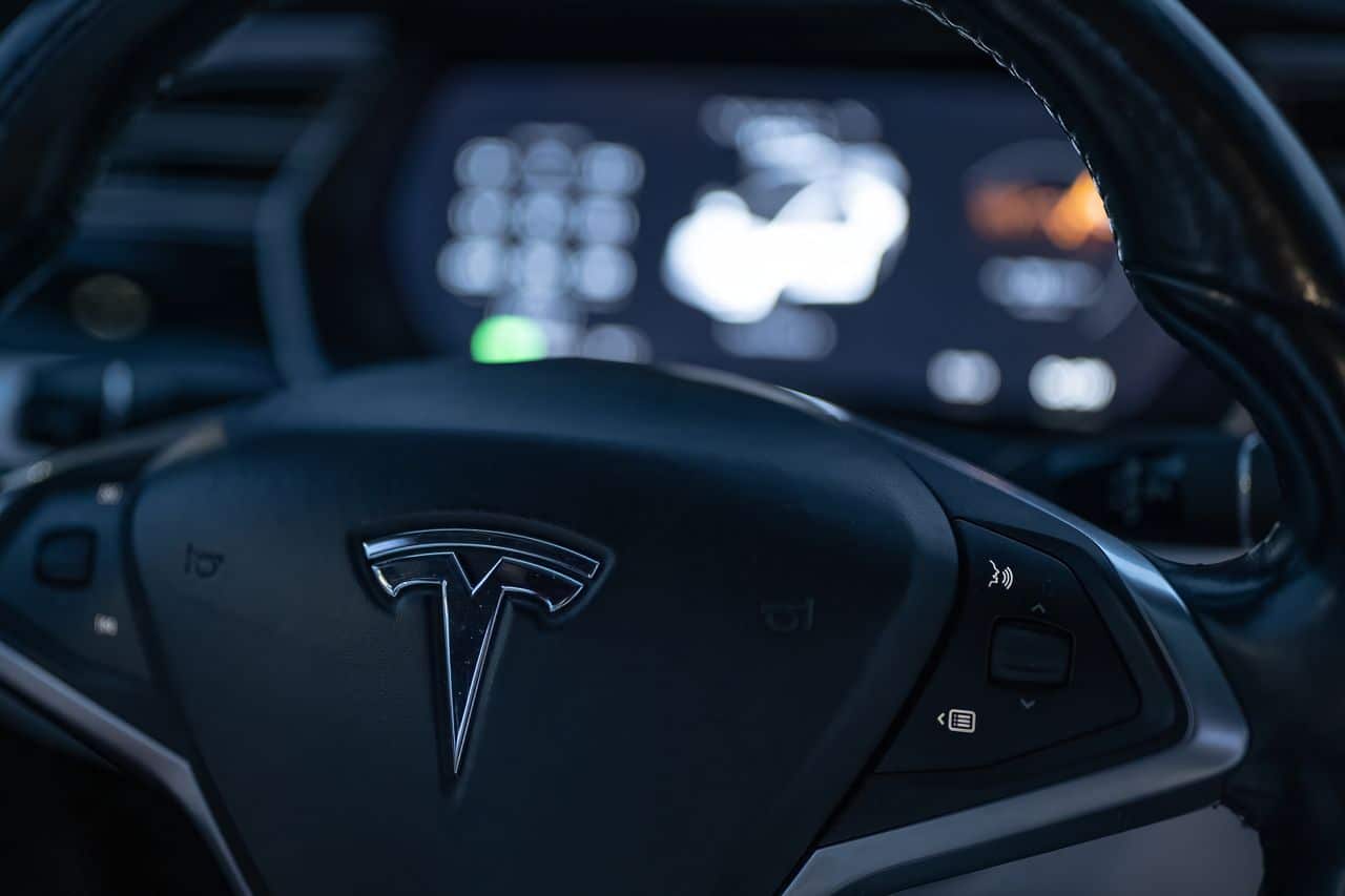 Tesla FSD en France : deux défis surmontés en six semaines