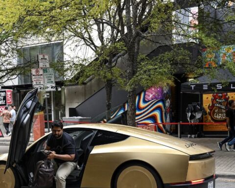 Tesla présente son Cybercab, un véhicule sans volant ni pédales pour le service de taxi aux États-Unis