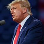 Trump bloque l'accès à des médias et les accuse de fausses informations, suscitant des poursuites judiciaires