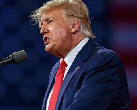 Trump bloque l'accès à des médias et les accuse de fausses informations, suscitant des poursuites judiciaires