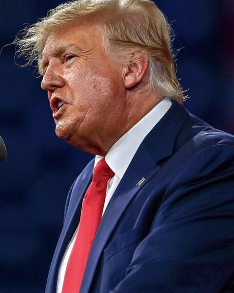 Trump bloque l'accès à des médias et les accuse de fausses informations, suscitant des poursuites judiciaires