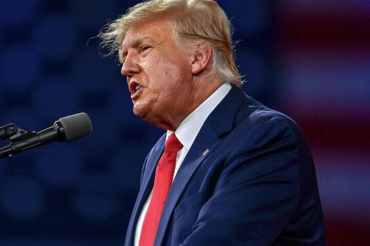 Trump bloque l'accès à des médias et les accuse de fausses informations, suscitant des poursuites judiciaires